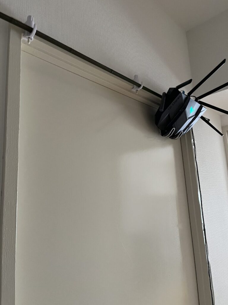 物干しシステムを利用して高所に設置したWiFiルーター(TUF-AX5400)
